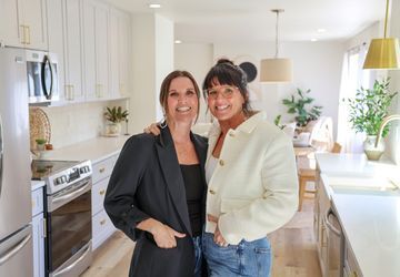 Image for story: Twin-spiring! Lyndsay and Leslie dish on Season 4 of 'Unsellable Houses' on HGTV